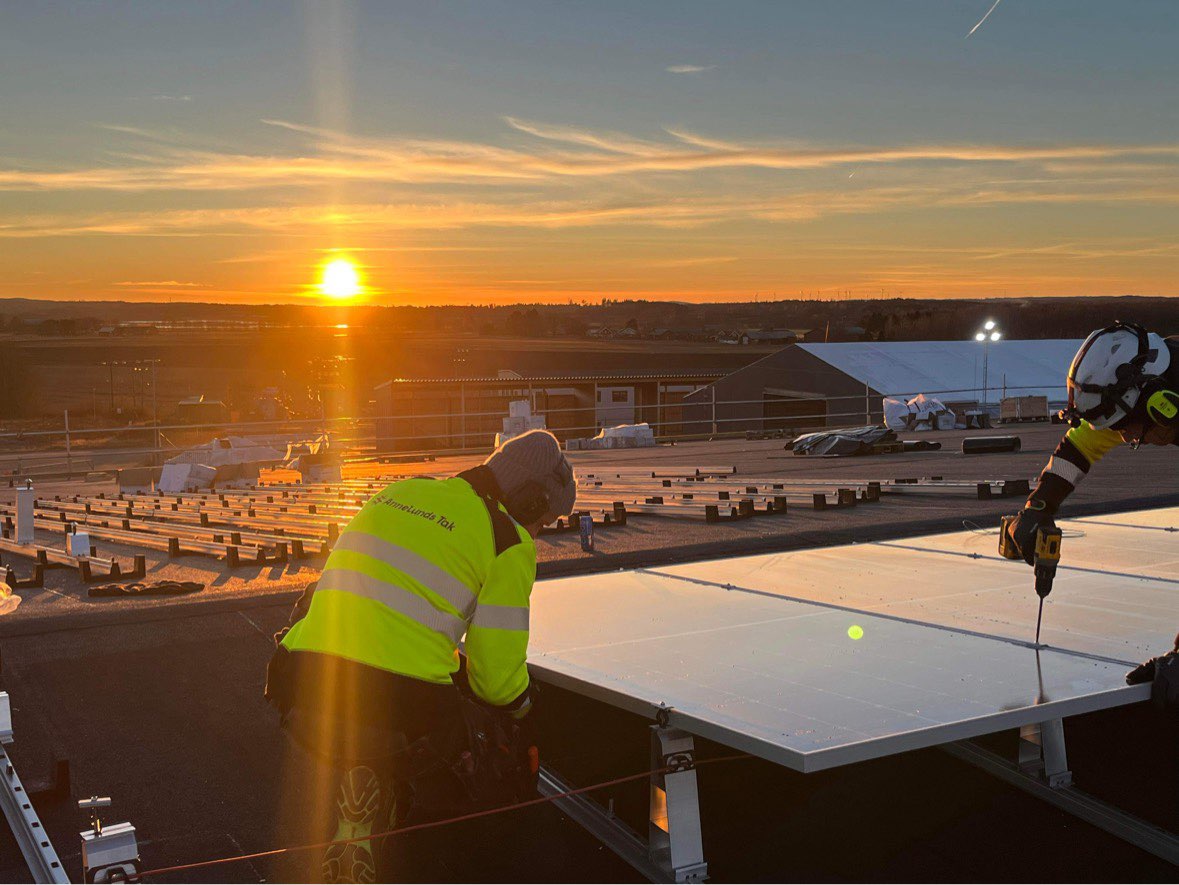 Så säkrar Soltech Energy optimal samverkan när tätskikt installeras ihop med solpaneler